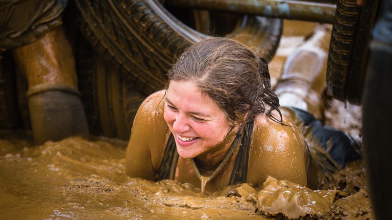 Frau bezwingt Muddy Maniacs